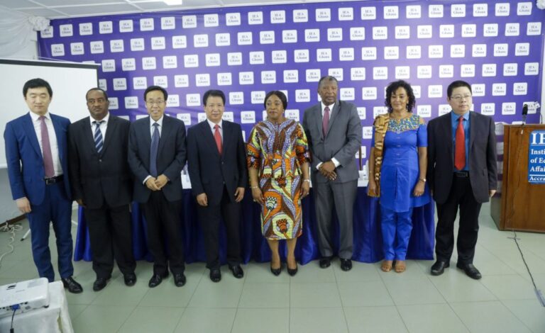 China’s Foreign Minister Advocates for Immediate Peace Talks in Discussion with Iranian Counterpart