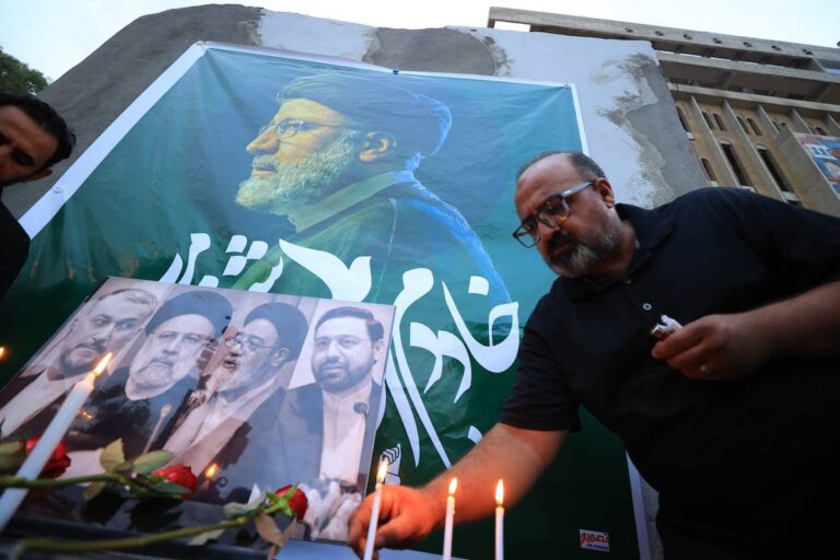 Iran Footballers Pay Tribute to Victims of School Strike