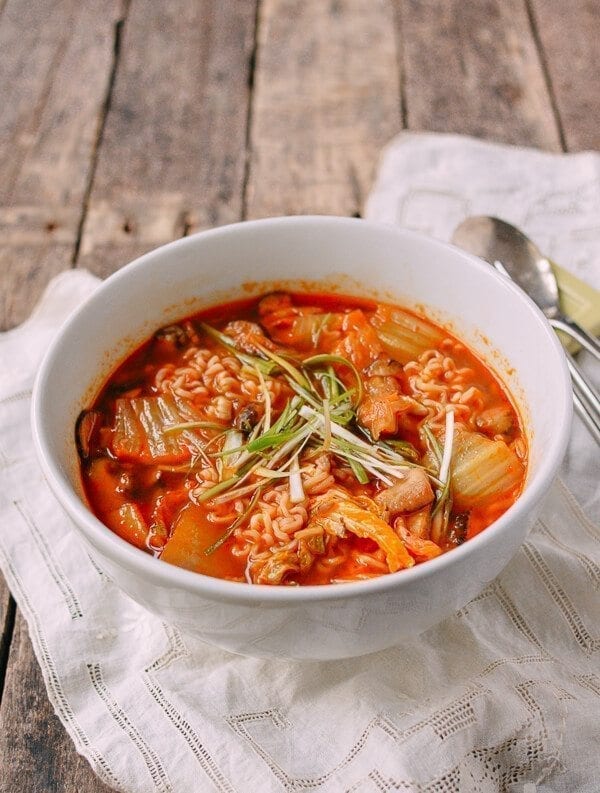 Quick and Spicy Kimchi Ramen Recipe for a Solo Meal