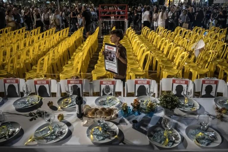 Hamas Insists on Israeli Withdrawal Guarantees Before Disarmament Discussions