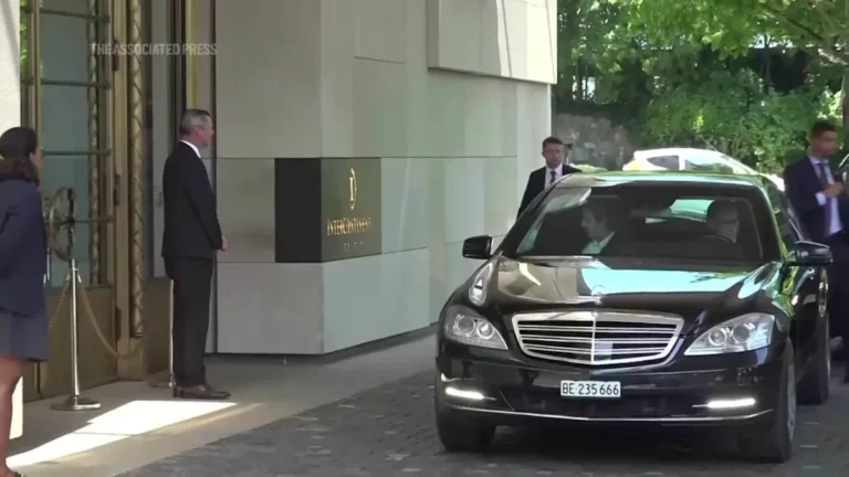 Iran’s Foreign Minister Attributes Stalled Negotiations to U.S. Actions During Russian Visit