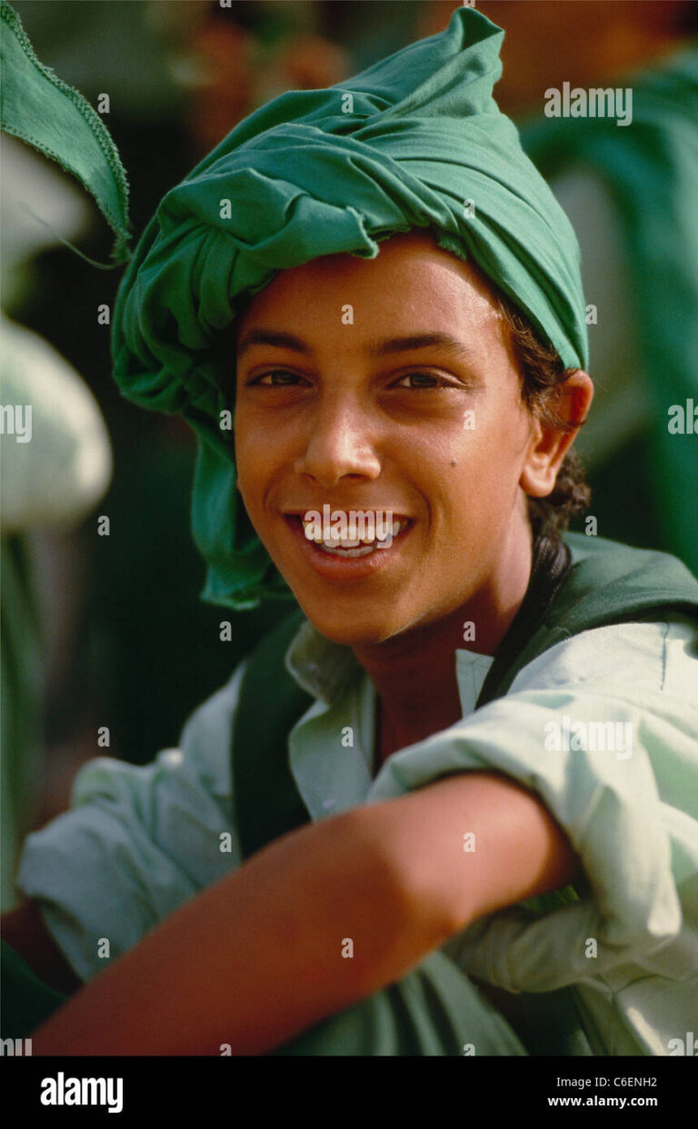 Thousands Honor Revolutionary Guards Naval Chief Amid Calls for Resistance