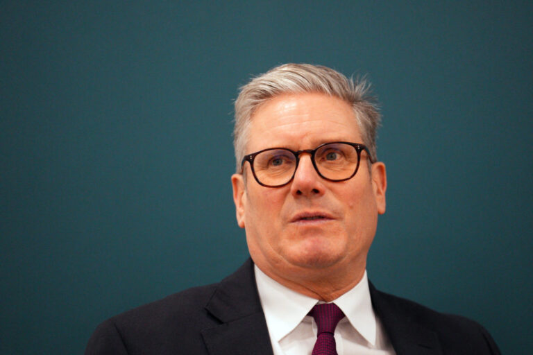 UK Prime Minister Starmer Engages with Trump on Military Strategies for Strait of Hormuz