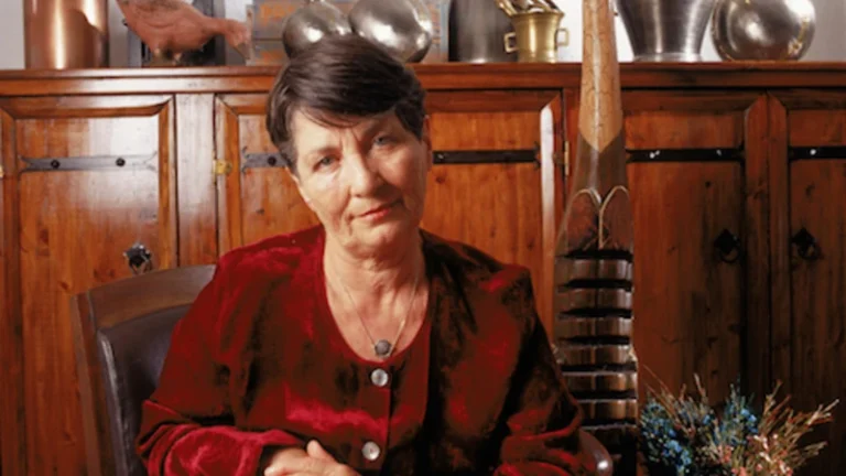 Iconic ‘90s Actress and Four Children Hospitalized Following Car Accident