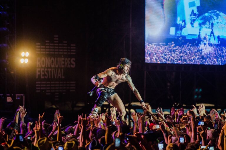 Singer Urges Fans to Use Restrooms After Unexpected Incident at Concert