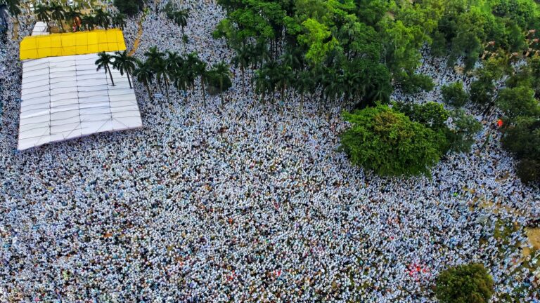 Huge Crowds Gather as Khamenei Funeral Ceremonies Begin in Iran