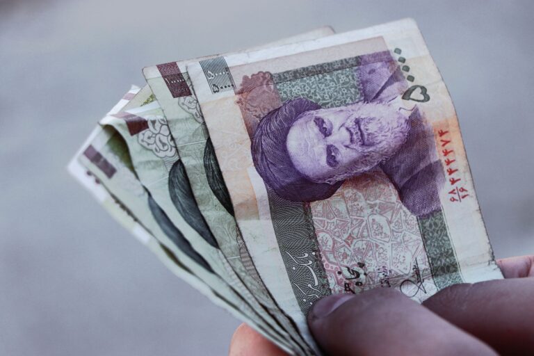 War Weighs on Iran’s Economy as US Intensifies Sanctions