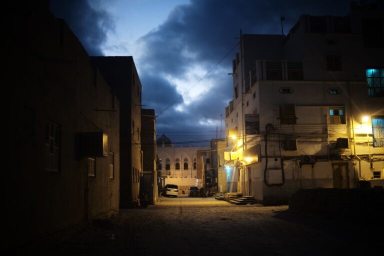 Toll from Yemen Clashes Exceeds 300 as Civilians Displaced