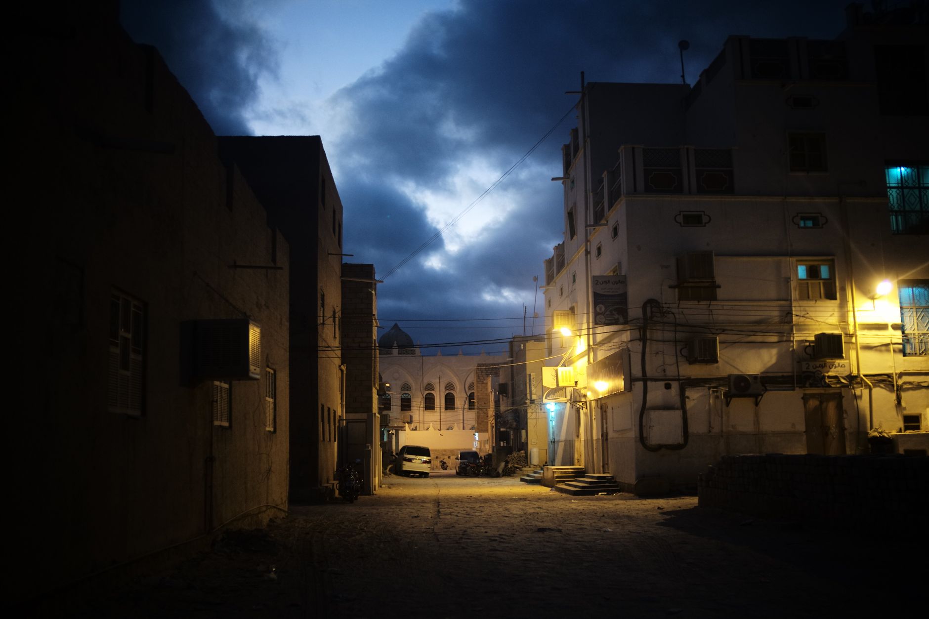 Toll from Yemen Clashes Exceeds 300 as Civilians Displaced