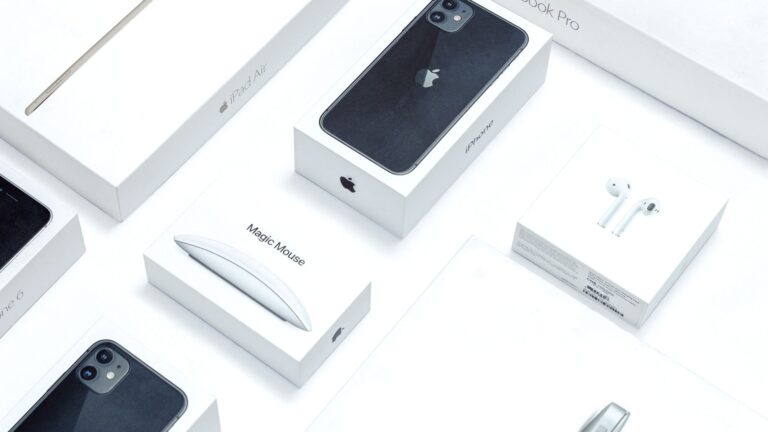 Apple Announces Compensation Packages for New CEO and Executive Chair