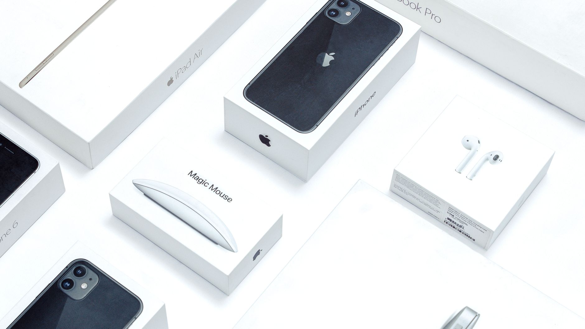 Apple Announces Compensation Packages for New CEO and Executive Chair