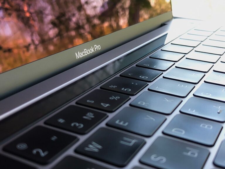 Apple’s New MacBook Pro Unveils Groundbreaking 2,000-Nit OLED Display